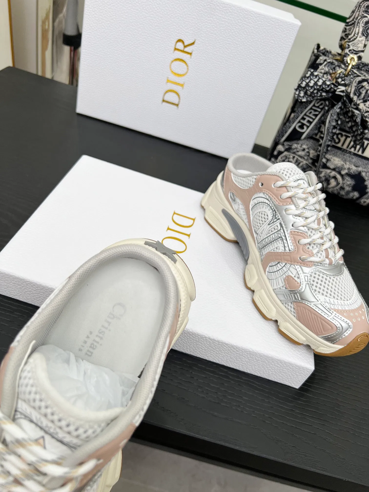 p560🐮🐮This Dior Chrono sports half slipper reinterprets running shoes with Dior's haute couture style. Gray mesh fabric is paired with tonal suede calfskin panels, the CD logo on the side, the star patch on the tongue and the Dior logo on the heel, all in classic fine detail. Featuring two-tone laces and a lightweight sole with star graphics, they can be worn year-round. Size: Women’s size 35-41 (35/42 can be customized) Men’s size 40-46 (men’s version is being printed) Color: 12 colors available